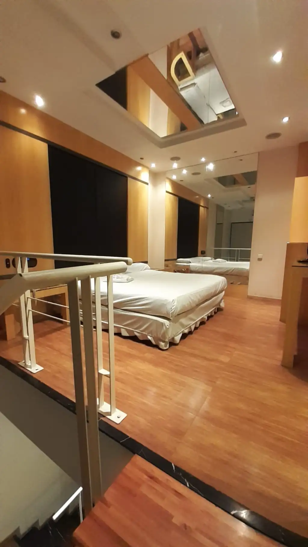 Hotel Bond