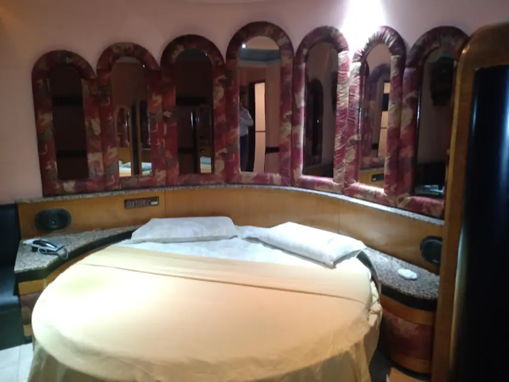 Hotel Full Time
